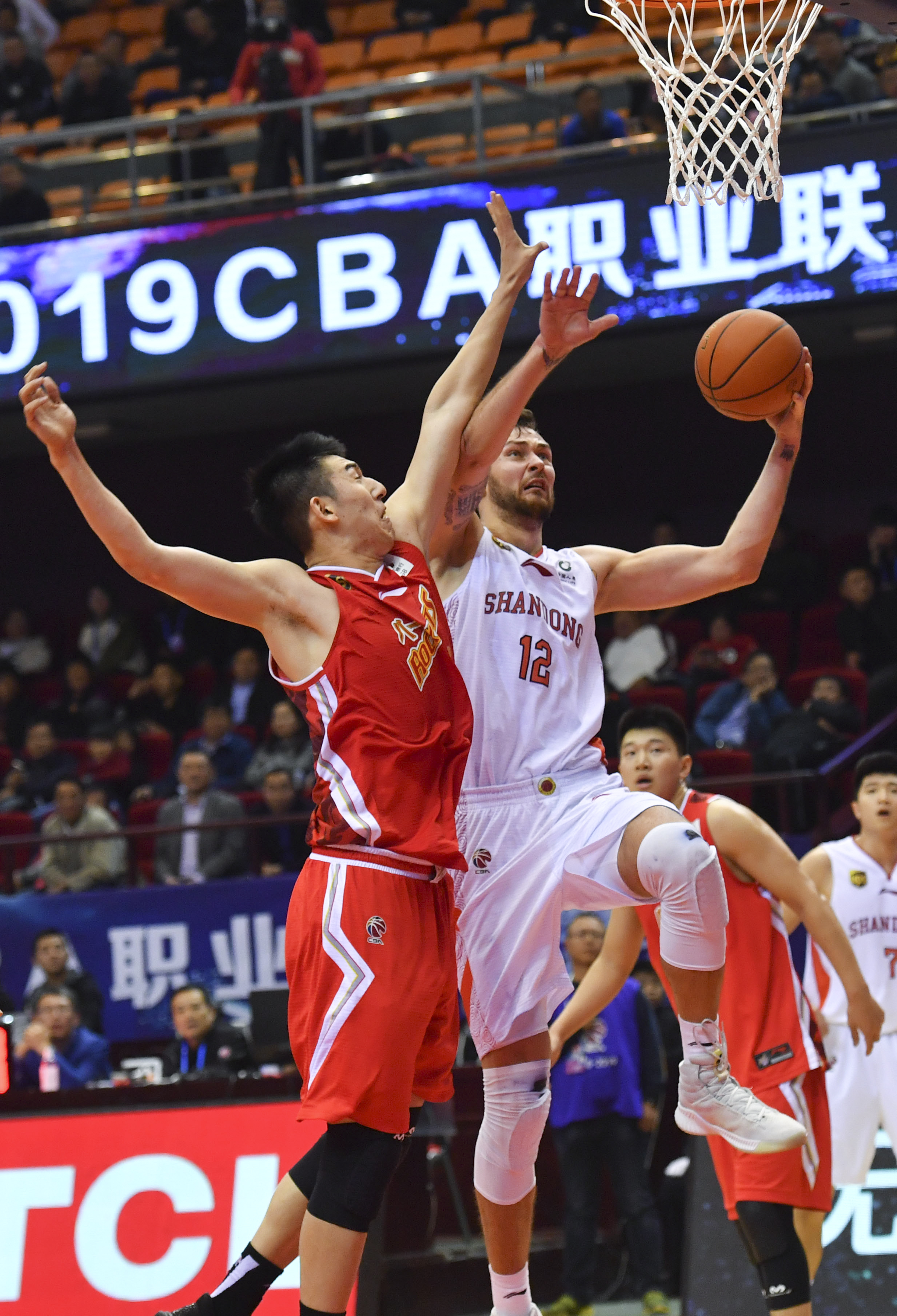 南方游客“滑雪自由”：当梦想照进现实（南方游客实现“滑雪自由”：梦想落地成真）