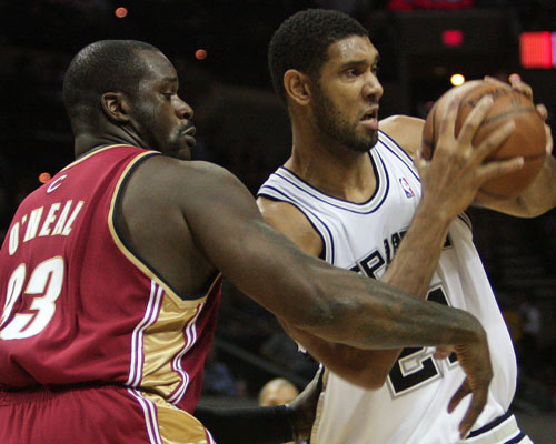 湖人浓眉哥统治篮下球队获胜（浓眉统治篮下，湖人取胜）