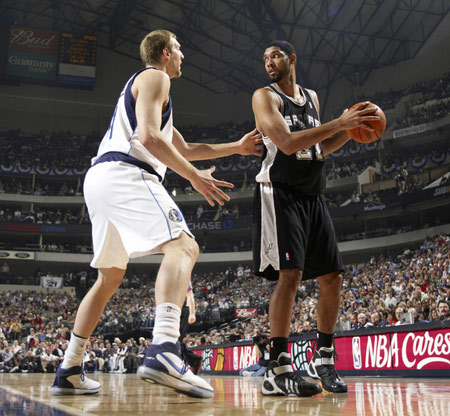 杜兰特篮下强打稳定胜局（杜兰特内线强攻锁定胜局）