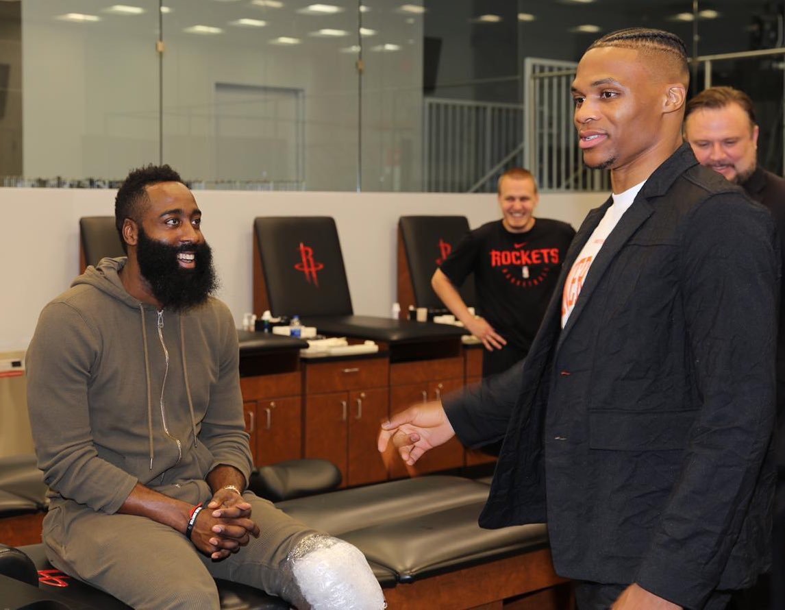 曼联陷入困境，阿莫林嘲笑梅努问题引发球迷怒火（曼联陷入低谷，阿莫林调侃梅努言论激怒球迷）