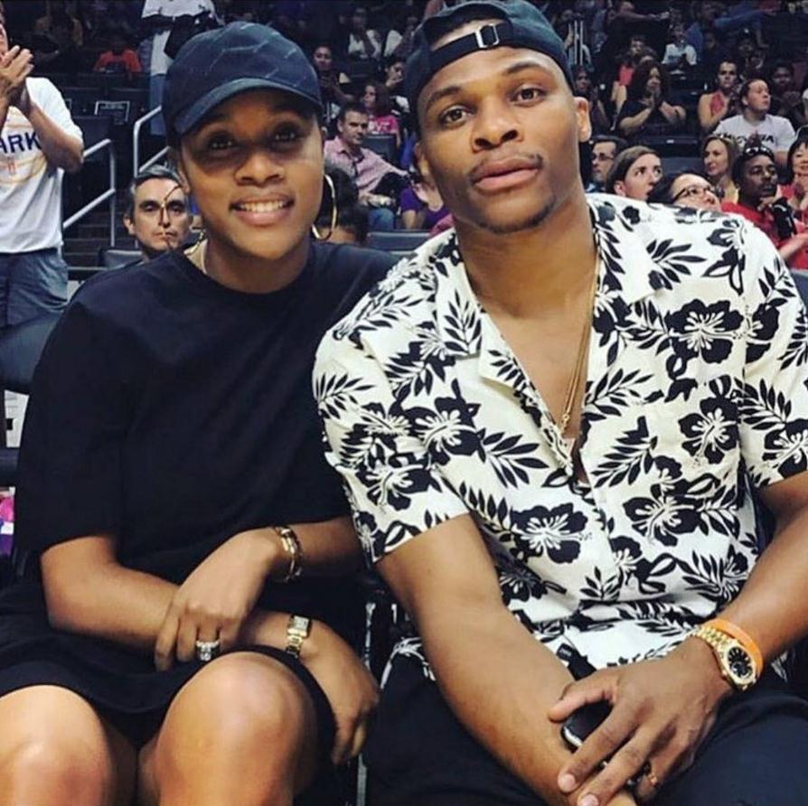 年轻中卫连续两场零失误，发挥稳健（小将中卫连场无失误，发挥沉稳）