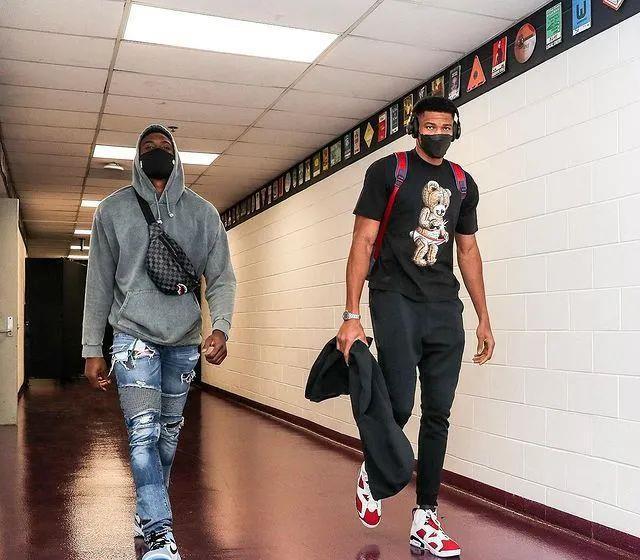 半场战报：斯图加特2-2奥格斯堡，昂达夫，米特尔施泰特点射，马森戈、法比安-里德破门（半场战况：斯图加特2-2奥格斯堡，昂达夫破门、米特尔施泰特点射，马森戈与法比安-里德回敬）