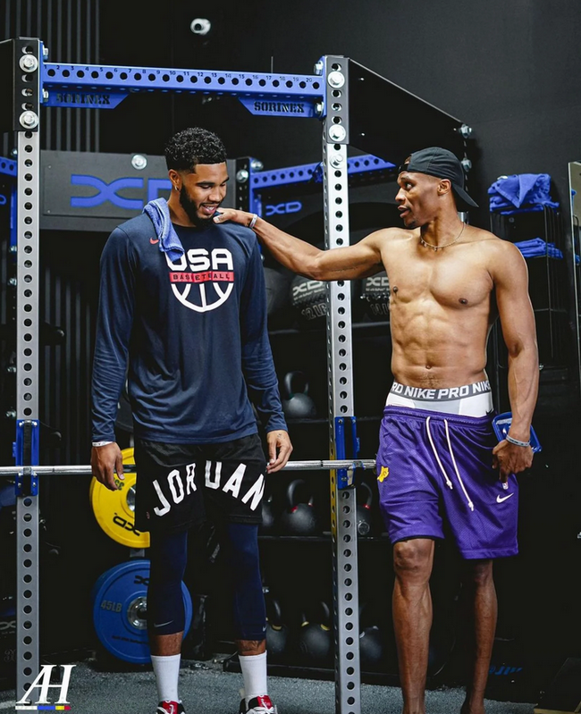 因右踝发炎，朗尼克取消了担任阿森纳vs拜仁解说嘉宾的计划（右踝发炎，朗尼克退出阿森纳战拜仁的解说工作）