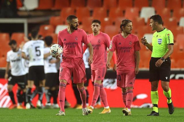 世体：施洛特贝克仍犹豫与多特续约，皇马与巴萨将争夺他（世体：施洛特贝克续约多特仍观望，皇马巴萨拟展开争夺）